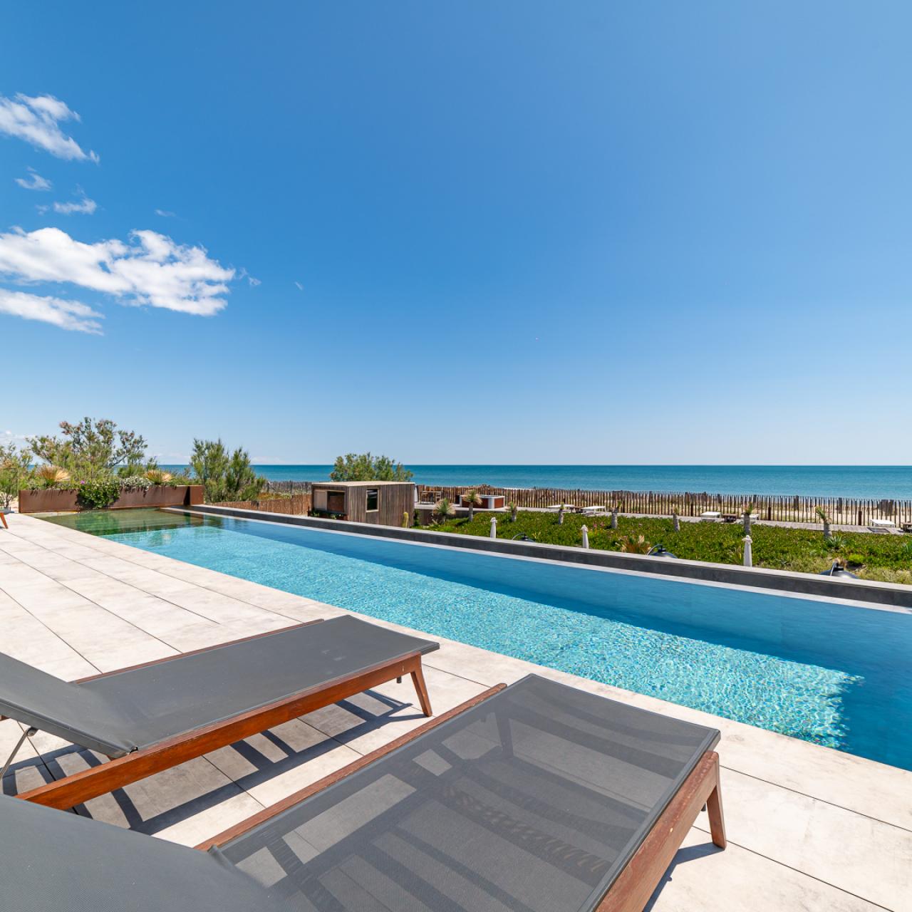 Piscine chauffée face à la mer chambres maison hôtes luxe prestige Frontignan Bassin de Thau Sète