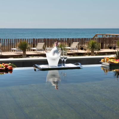 La piscine et sa terrasse  - Villa Miramar Maison d'hôtes Luxe Méditerranée Frontignan Sète Bassin de Thau 