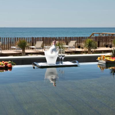 La piscine et sa terrasse  - Villa Miramar Maison d'hôtes Luxe Méditerranée Frontignan Sète Bassin de Thau 