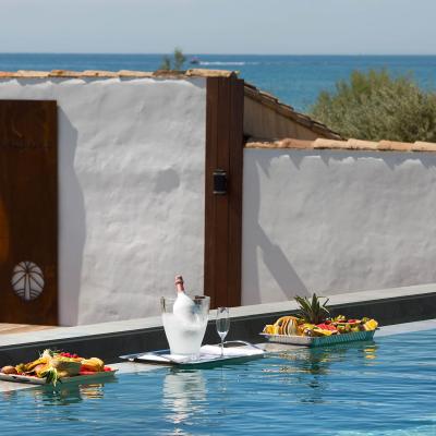 La piscine et sa terrasse  - Villa Miramar Maison d'hôtes Luxe Méditerranée Frontignan Sète Bassin de Thau 