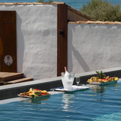 La piscine et sa terrasse  - Villa Miramar Maison d'hôtes Luxe Méditerranée Frontignan Sète Bassin de Thau 