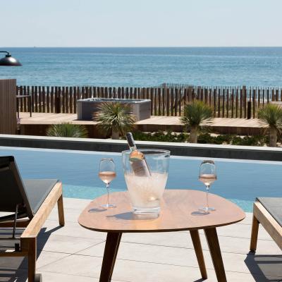 La piscine et sa terrasse  - Villa Miramar Maison d'hôtes Luxe Méditerranée Frontignan Sète Bassin de Thau 