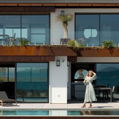 La piscine et sa terrasse  - Villa Miramar Maison d'hôtes Luxe Méditerranée Frontignan Sète Bassin de Thau 