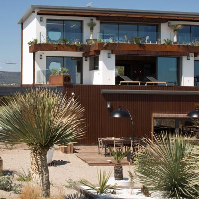 Vue extérieure de la Villa Miramar Maison d'hôtes Luxe Méditerranée Frontignan Sète Bassin de Thau 