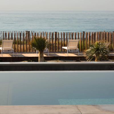 La piscine et sa terrasse  - Villa Miramar Maison d'hôtes Luxe Méditerranée Frontignan Sète Bassin de Thau 