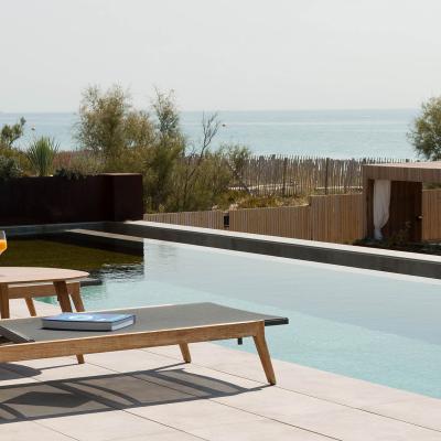 La piscine et sa terrasse  - Villa Miramar Maison d'hôtes Luxe Méditerranée Frontignan Sète Bassin de Thau 