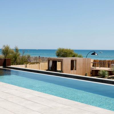 La piscine et sa terrasse  - Villa Miramar Maison d'hôtes Luxe Méditerranée Frontignan Sète Bassin de Thau 