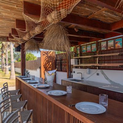 Barbecue cuisine et bar extérieur de la Villa Miramar Location villa piscine et Maison d'hôtes Luxe Méditerranée Frontignan Sète Bassin de Thau