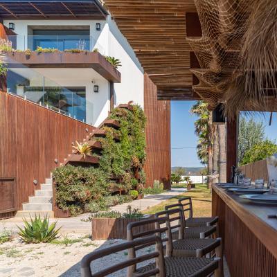 Barbecue cuisine et bar extérieur de la Villa Miramar Location villa piscine et Maison d'hôtes Luxe Méditerranée Frontignan Sète Bassin de Thau
