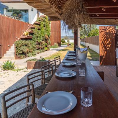 Barbecue cuisine et bar extérieur de la Villa Miramar Location villa piscine et Maison d'hôtes Luxe Méditerranée Frontignan Sète Bassin de Thau