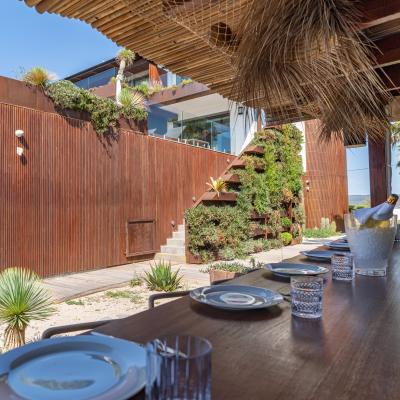 Barbecue cuisine et bar extérieur de la Villa Miramar Location villa piscine et Maison d'hôtes Luxe Méditerranée Frontignan Sète Bassin de Thau