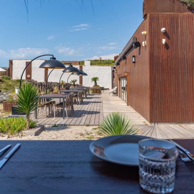 Barbecue cuisine et bar extérieur de la Villa Miramar Location villa piscine et Maison d'hôtes Luxe Méditerranée Frontignan Sète Bassin de Thau