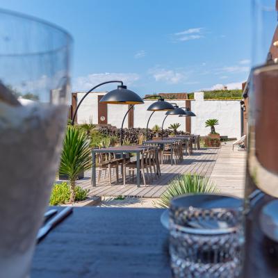 Barbecue cuisine et bar extérieur de la Villa Miramar Location villa piscine et Maison d'hôtes Luxe Méditerranée Frontignan Sète Bassin de Thau
