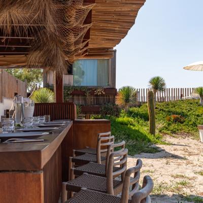 Barbecue cuisine et bar extérieur de la Villa Miramar Location villa piscine et Maison d'hôtes Luxe Méditerranée Frontignan Sète Bassin de Thau