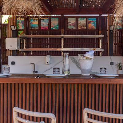 Barbecue cuisine et bar extérieur de la Villa Miramar Location villa piscine et Maison d'hôtes Luxe Méditerranée Frontignan Sète Bassin de Thau