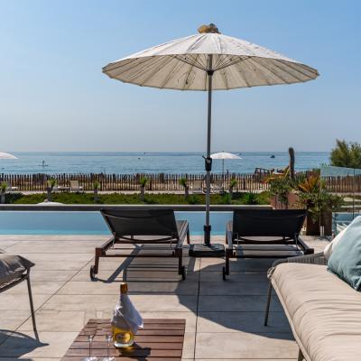 La chambre Miramar #4 attenante à la terrasse de la piscine et sa vue mer - Villa Miramar Maison d'hôtes Luxe Méditerranée Frontignan Sète Bassin de Thau 