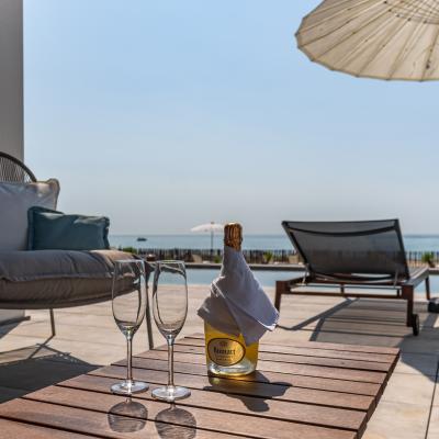 La chambre Miramar #4 attenante à la terrasse de la piscine et sa vue mer - Villa Miramar Maison d'hôtes Luxe Méditerranée Frontignan Sète Bassin de Thau 