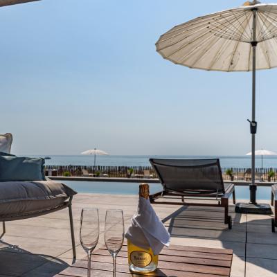 La chambre Miramar #4 attenante à la terrasse de la piscine et sa vue mer - Villa Miramar Maison d'hôtes Luxe Méditerranée Frontignan Sète Bassin de Thau 