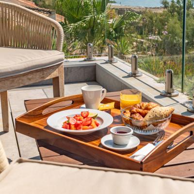 La chambre Miramar #1 et sa terrasse vue mer - Villa Miramar Maison d'hôtes Luxe Méditerranée Frontignan Sète Bassin de Thau 