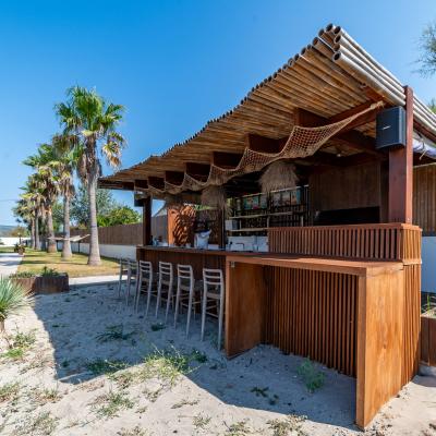 Barbecue cuisine et bar extérieur de la Villa Miramar Location villa piscine et Maison d'hôtes Luxe Méditerranée Frontignan Sète Bassin de Thau