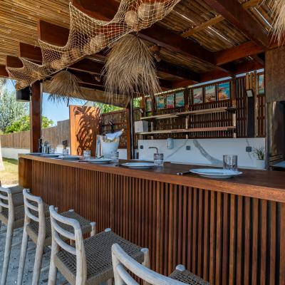 Barbecue cuisine et bar extérieur de la Villa Miramar Location villa piscine et Maison d'hôtes Luxe Méditerranée Frontignan Sète Bassin de Thau