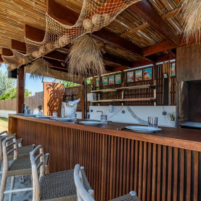 Barbecue cuisine et bar extérieur de la Villa Miramar Location villa piscine et Maison d'hôtes Luxe Méditerranée Frontignan Sète Bassin de Thau