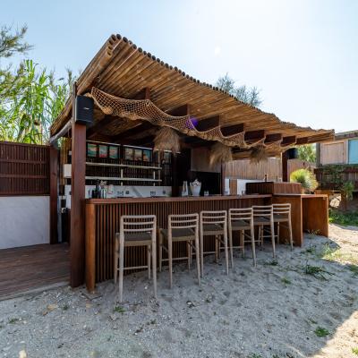 Barbecue cuisine et bar extérieur de la Villa Miramar Location villa piscine et Maison d'hôtes Luxe Méditerranée Frontignan Sète Bassin de Thau