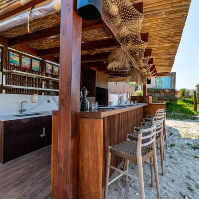 Barbecue cuisine et bar extérieur de la Villa Miramar Location villa piscine et Maison d'hôtes Luxe Méditerranée Frontignan Sète Bassin de Thau