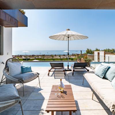 La chambre Miramar #4 attenante à la terrasse de la piscine et sa vue mer - Villa Miramar Maison d'hôtes Luxe Méditerranée Frontignan Sète Bassin de Thau 