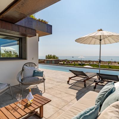 La chambre Miramar #4 attenante à la terrasse de la piscine et sa vue mer - Villa Miramar Maison d'hôtes Luxe Méditerranée Frontignan Sète Bassin de Thau 