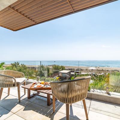La chambre Miramar #3 et sa terrasse vue mer - Villa Miramar Maison d'hôtes Luxe Méditerranée Frontignan Sète Bassin de Thau 