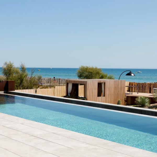 Piscine chambres hôtes luxe proche Sète à Frontignan - Piscine chauffée à débordement