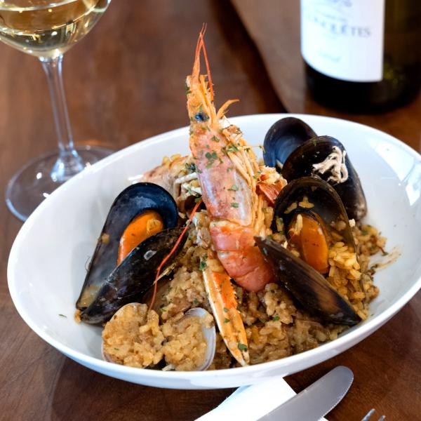 Réservation d'hôtes privée repas gastronomique sur la plage face à la mer à Frontignan proche de Sète