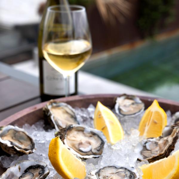 Réservation d'hôtes privée repas gastronomique sur la plage face à la mer à Frontignan proche de Sète