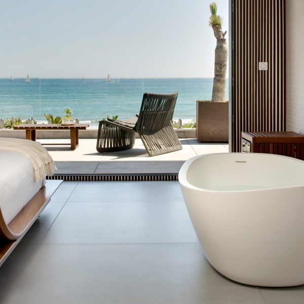 Chambre-hotes-Abalone-Chambre-superieure-maison-hotes-Vue-mer-Baignoire-001